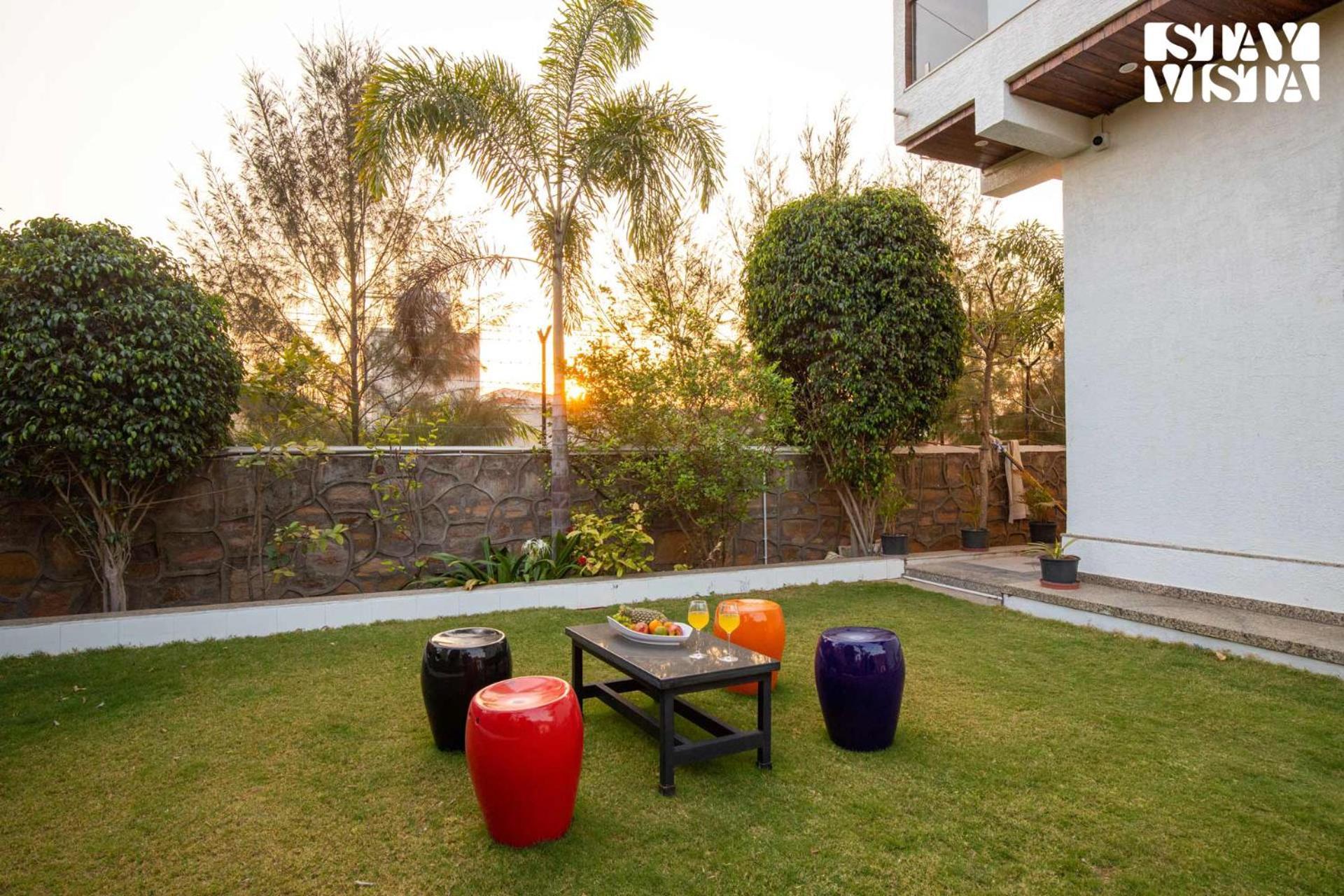 Stayvista'S Bella Dream - Mountain-View With Outdoor Pool, Lawn Featuring A Gazebo & Indoor Games Udaipur Exteriör bild